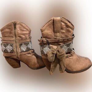 Chic Tan Ankle Boots with Bow Detail